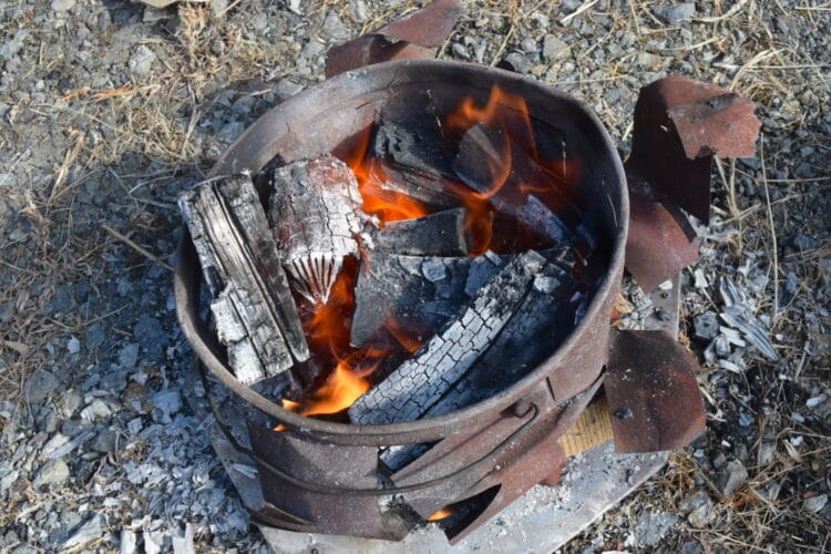 つぼ焼き芋の木炭火入れ