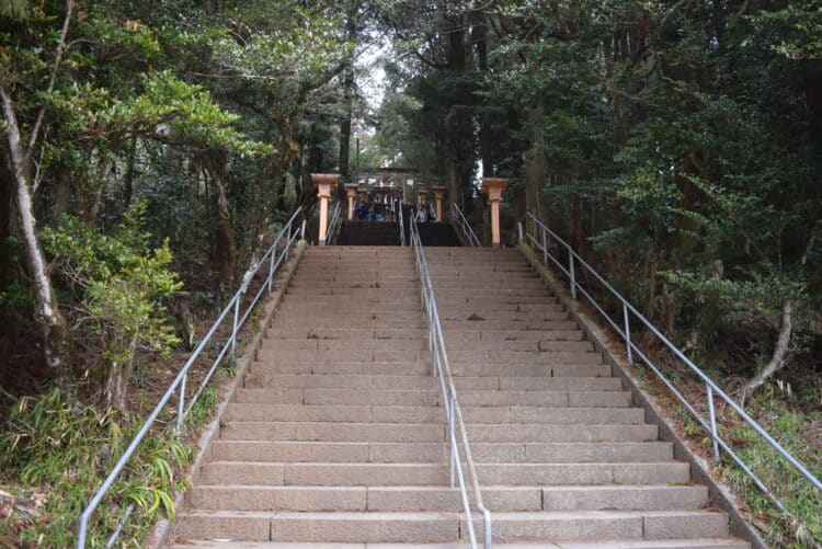 木々の生い茂る弊立神宮の階段