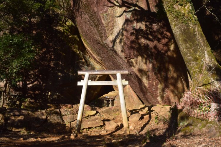 神さん山の三角岩と鳥居